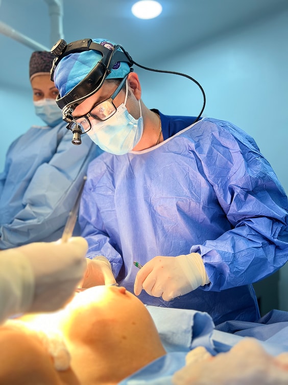 Dr. Ismael Segovia - Cirujano Plástico Profesional